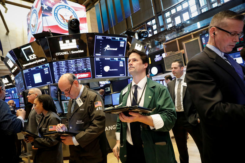 © Reuters. Operadores trabajando en la bolsa de Wall Street en Nueva York