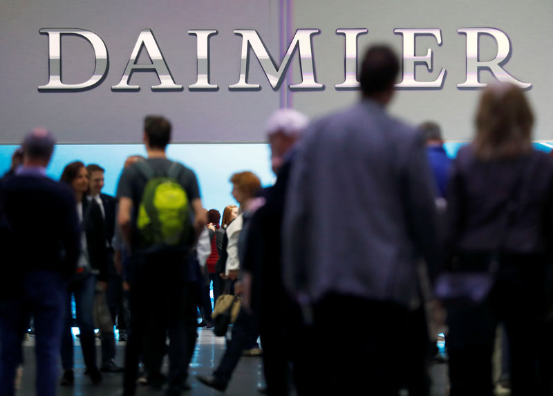 © Reuters. FILE PHOTO:  The Daimler logo is seen before the Daimler annual shareholder meeting in Berlin