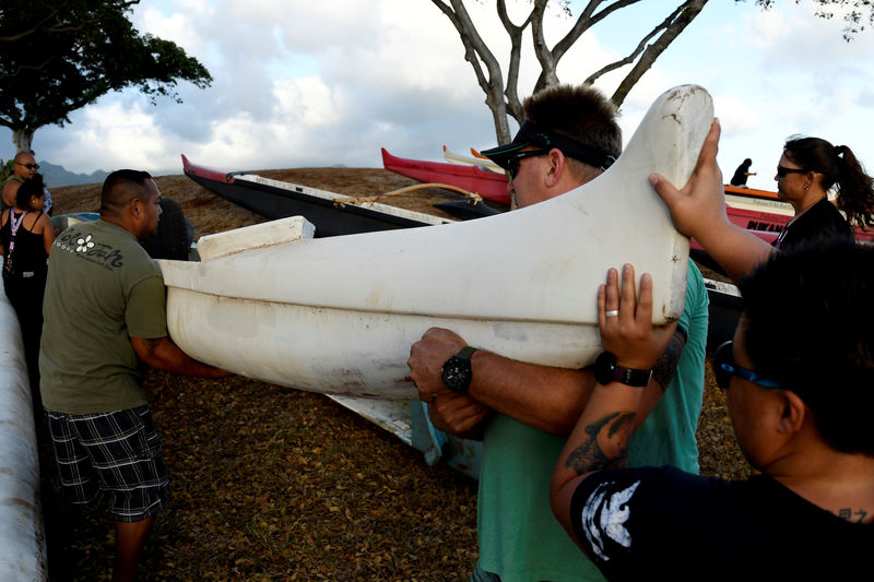 © Reuters. Moradores movem suas canoas em preparação para furacão Lane em Honolulu, Havaí