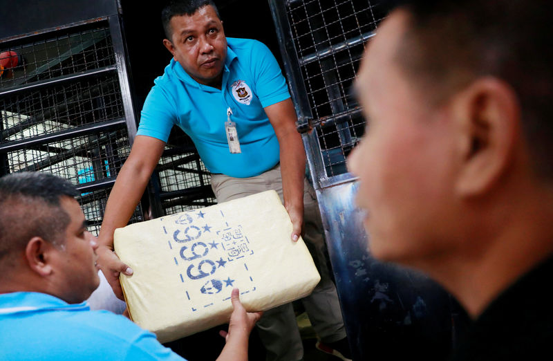 © Reuters. Polícia transfere drogas de veículo em Bangcoc