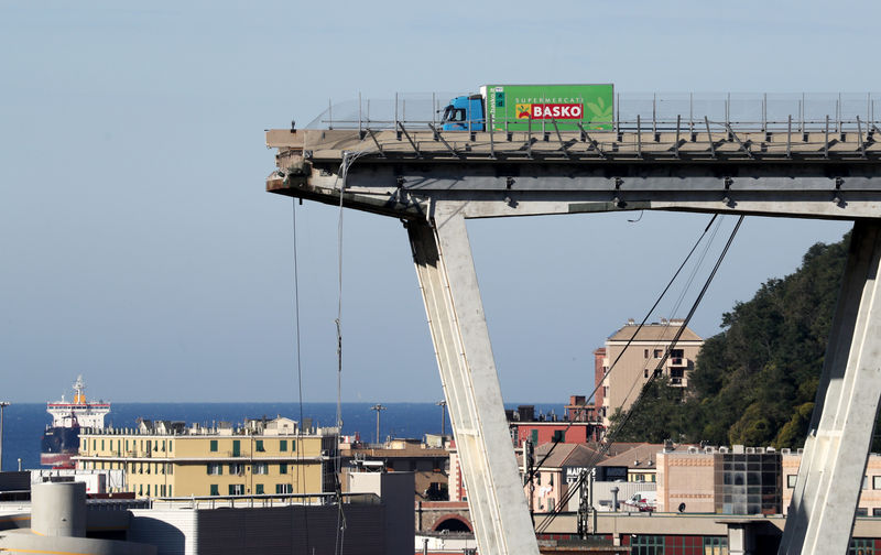 © Reuters. FILE PHOTO:  The collapsed Morandi Bridge is seen in the Italian port city of Genoa