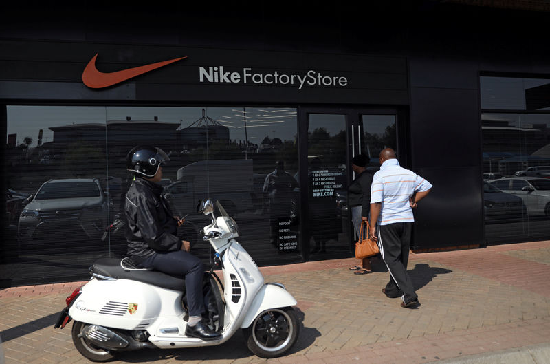 © Reuters. A man reacts as he finds a Nike store closed in Johannesburg