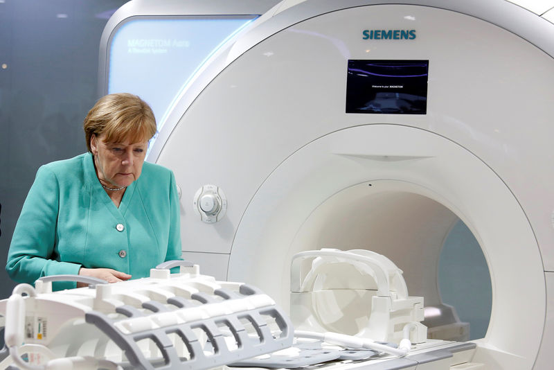 © Reuters. FILE PHOTO: German Chancellor Angela Merkel checks a magnetic resonance imaging machine as she visits Siemens Healthineers in Shenzhen