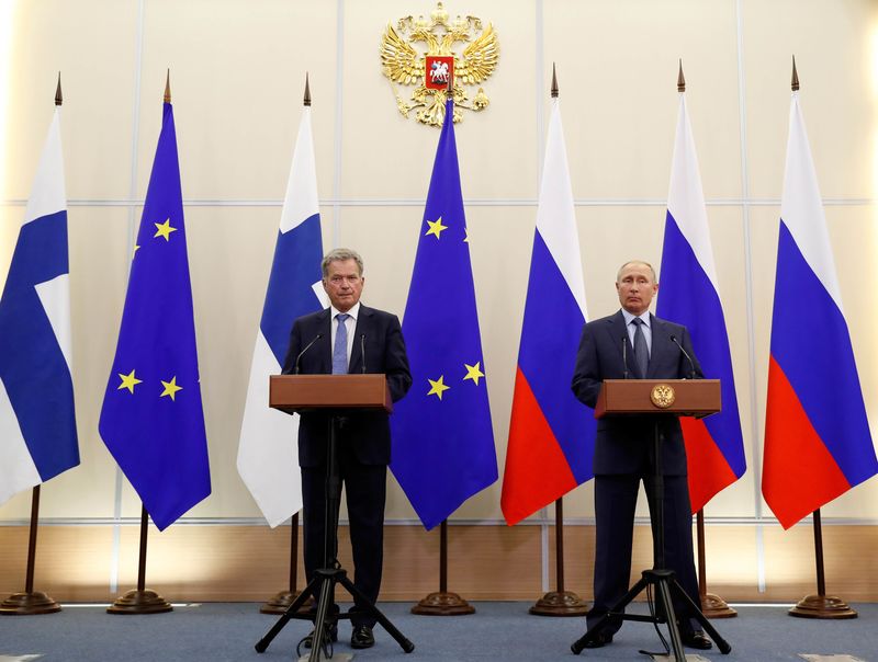 © Reuters. Finnish President Niinisto and Russian President Putin attend a joint news conference following their meeting at the Bocharov Ruchei state residence in Sochi