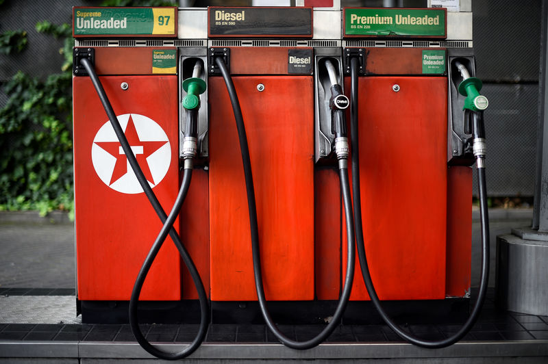 © Reuters. Fuel pumps are seen at a Texaco petrol station in London