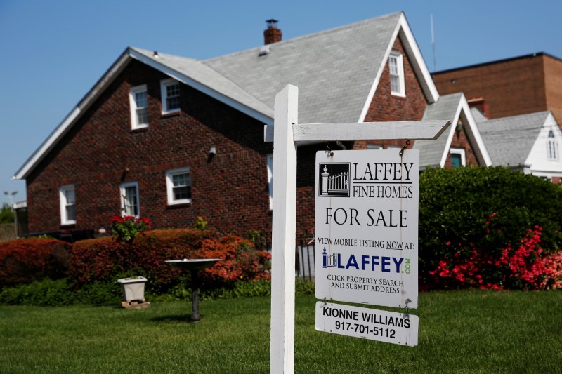 © Reuters. تراجع مبيعات المنازل الأمريكية القائمة للشهر الرابع