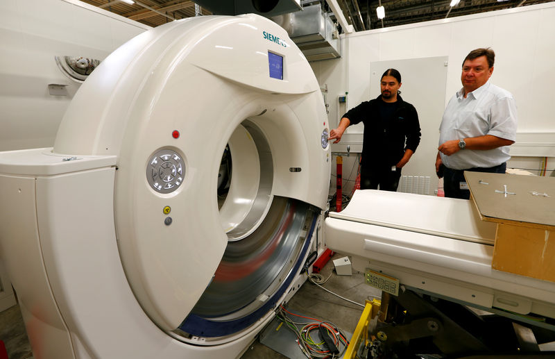 © Reuters. Employees control Computed Tomography at manufacturing plant of Siemens Healthineers in Forchheim