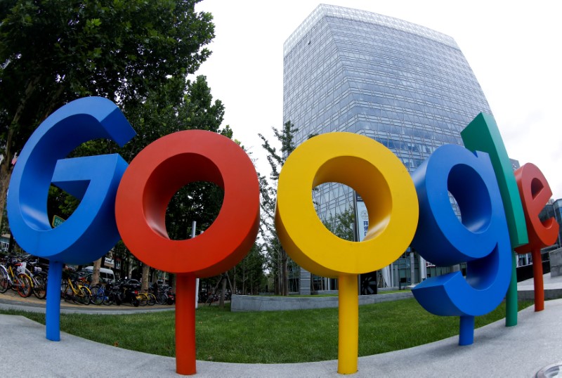 © Reuters. FILE PHOTO: The logo of Alphabet Inc's Google outside its office in Beijing