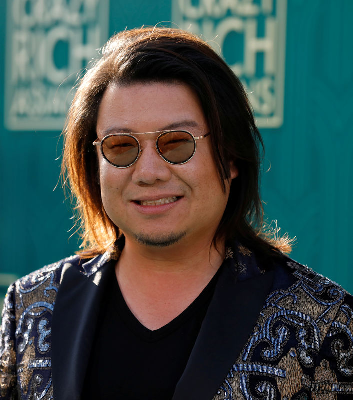 © Reuters. Escritor Kevin Kwan posa para foto na pré-estreia do filme "Podres de Ricos" em Los Angeles