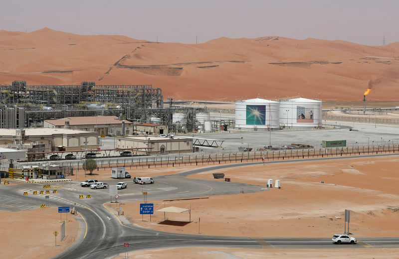 © Reuters. FILE PHOTO: View of the production facility at Saudi Aramco's Shaybah oilfield in the Empty Quarter