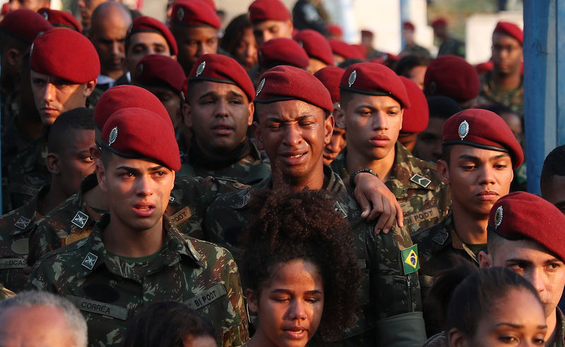 © Reuters. Militares durante enterro de soldado morto em operação em favelas do Rio