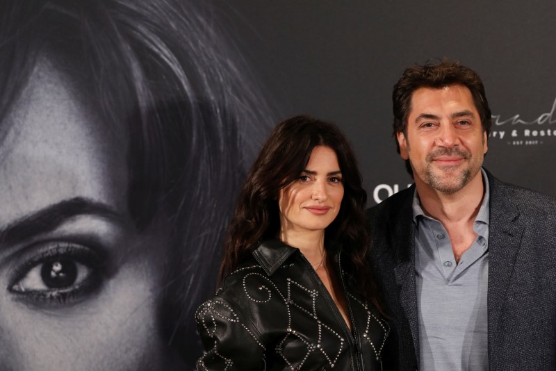 © Reuters. Penélope Cruz e Javier Bardem, que estão no fime sobre Pablo Escobar