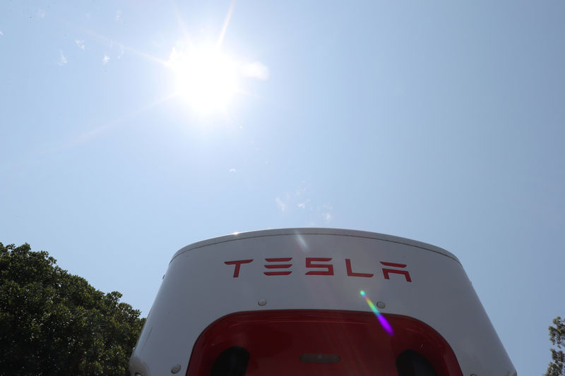 © Reuters. FILE PHOTO: A Tesla electric car supercharger station is seen in Los Angeles