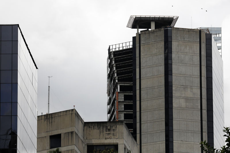 © Reuters. Danos estruturais no topo de prédio em Caracas após terremoto