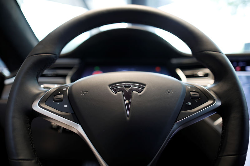 © Reuters. Volante da Tesla e foto ilustrativa