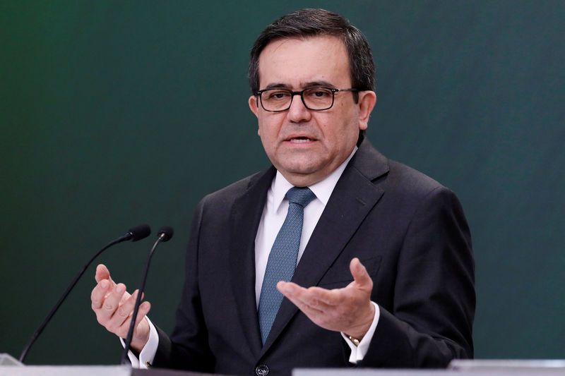 © Reuters. FILE PHOTO: Mexico's Economy Minister Ildefonso Guajardo at a news conference in Mexico City