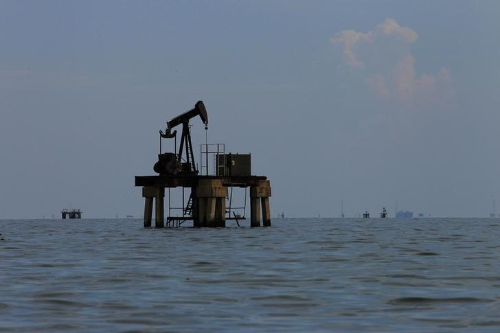 © Reuters. An oil pumpjack is seen at Lake Maracaibo in Lagunillas