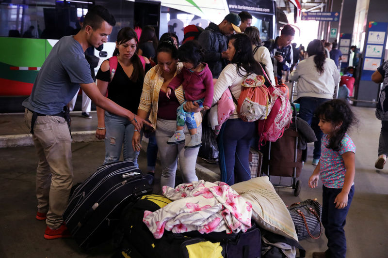 © Reuters. فنزويليون دخلوا الإكوادور بشكل غير قانوني يحصلون على مساعدة للوصول إلى بيرو