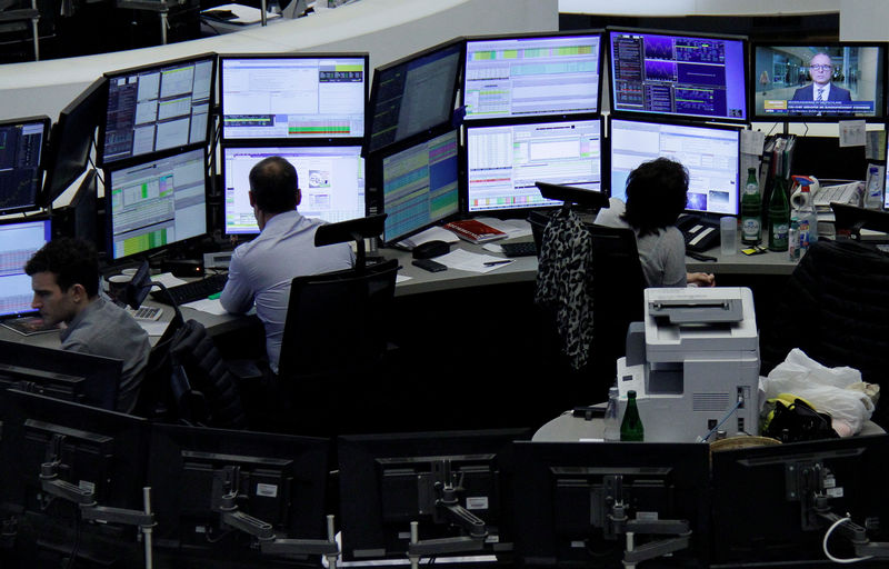 © Reuters. Traders work at their desks at the stock exchange in Frankfurt