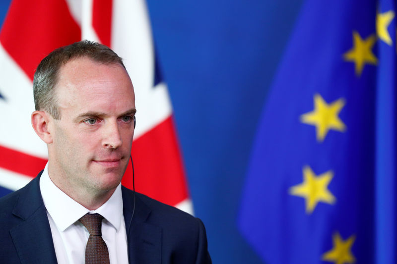 © Reuters. Britain's Secretary of State for Exiting the European Union, Dominic Raab looks on as he attends a media briefing with European Union's chief Brexit negotiator, Michel Barnier, after a meeting at the EU Commission headquarters in Brussels