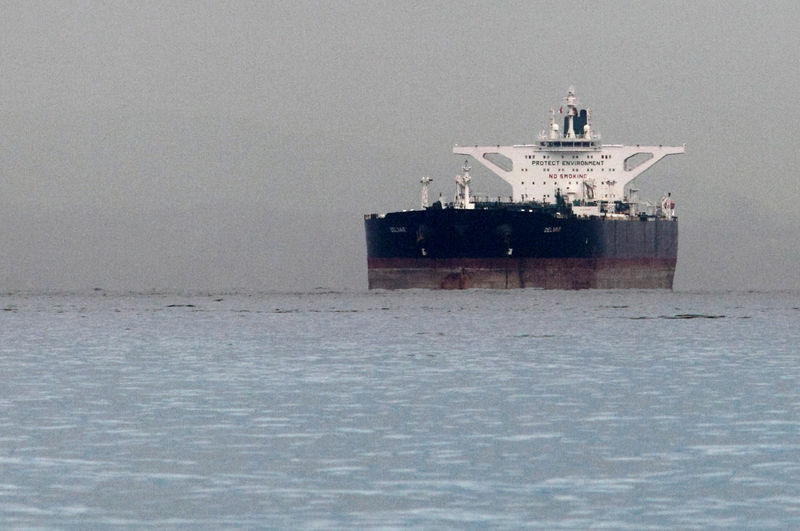 © Reuters. FILE PHOTO: Iranian crude oil supertanker "Delvar" is seen anchored off Singapore
