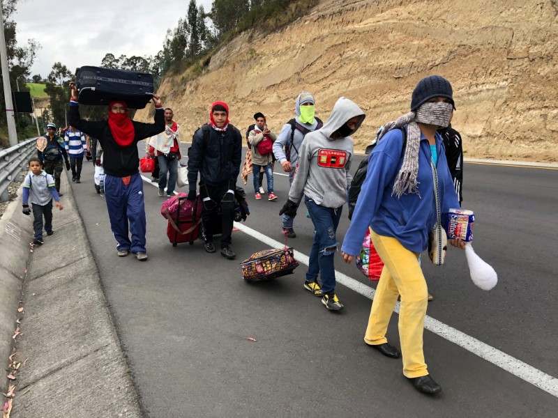 © Reuters. Migrantes venezuelanos caminham por estrada do Equador para o Peru