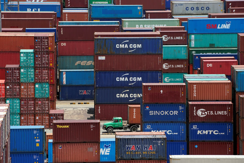 © Reuters. FILE PHOTO:Shipping containers are seen at a port in Shanghai