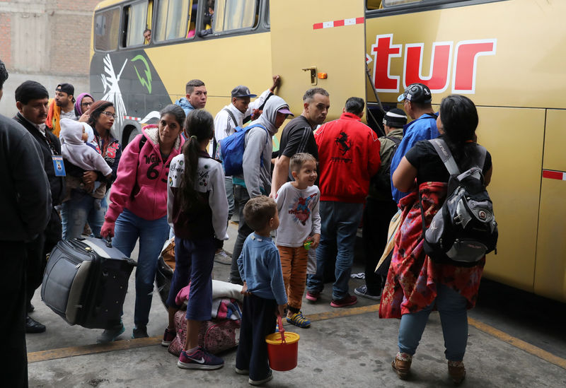 © Reuters. Migrantes venezuelanos chegam a Lima de ônibus