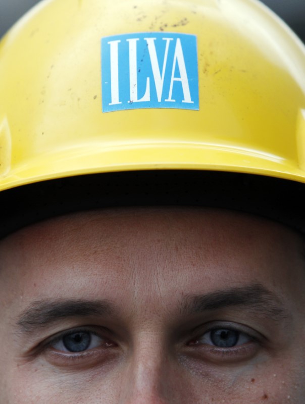 © Reuters. A worker from ILVA steel plant protests on the west highway in Genoa