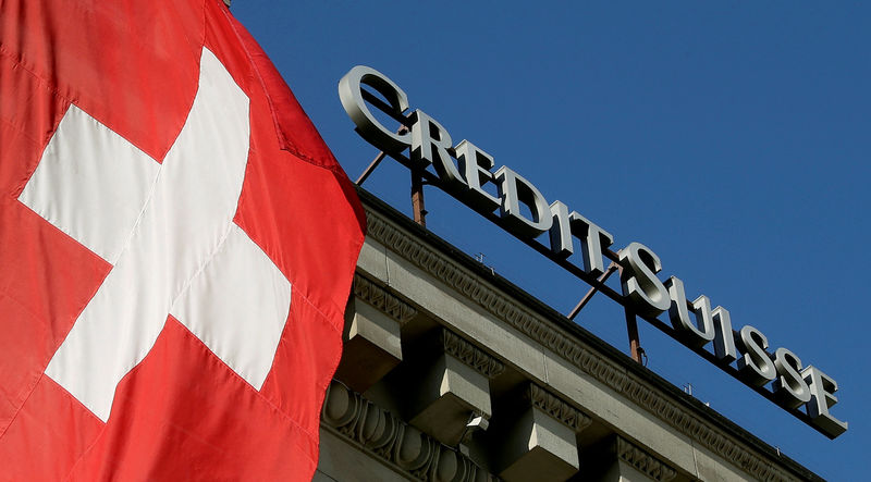 © Reuters. FILE PHOTO: Switzerland's national flag flies next to the logo of Swiss bank Credit Suisse in Luzern