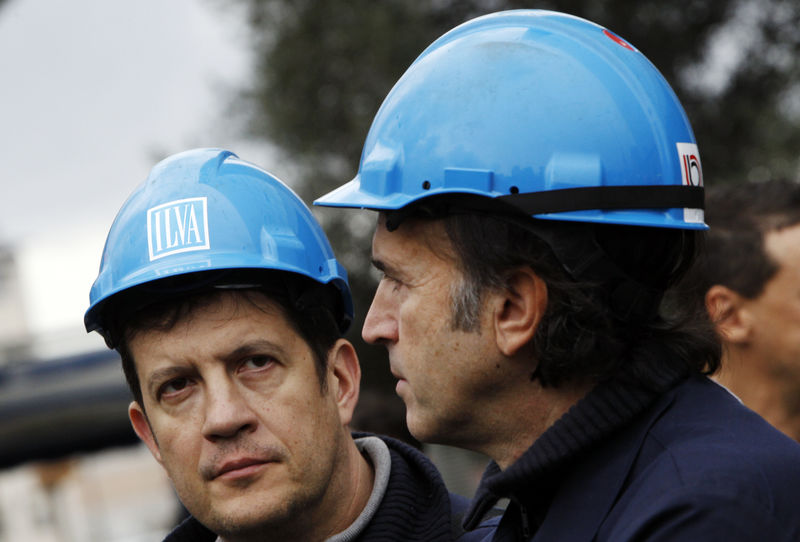 © Reuters. Workers from ILVA steel plant stage a protest on the west highway in Genoa