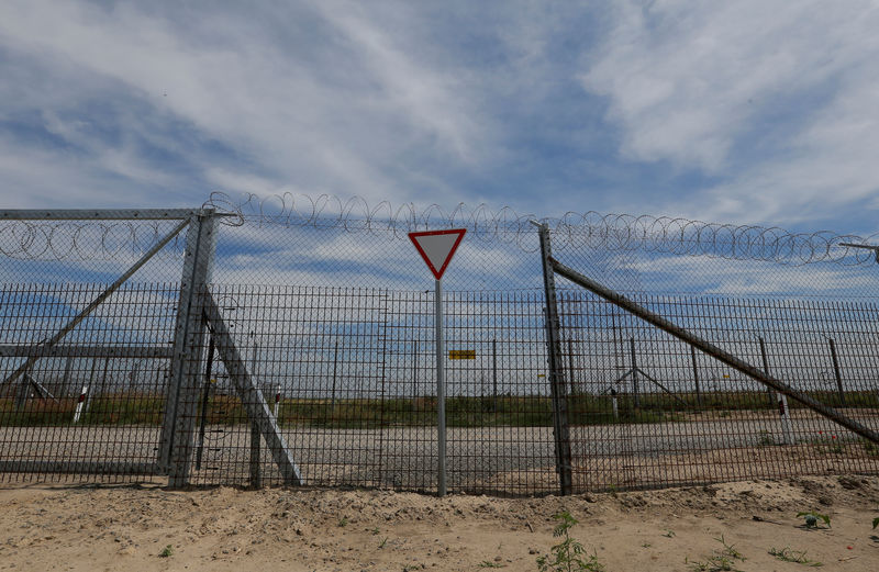 © Reuters. Un tribunal dicta que Hungría debe dar alimentos a quienes pìden asilo en la frontera