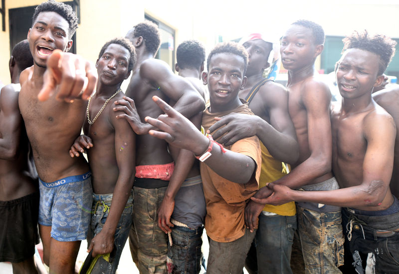 © Reuters. Imigrantes africanos aguardam para entrar na Espanha por enclave de Ceuta