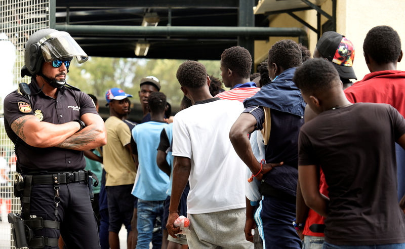 © Reuters. إسبانيا تعيد مهاجرين اقتحموا سياجا حدوديا في جيب سبتة إلى المغرب