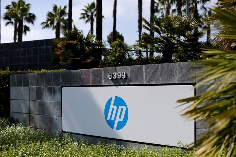 © Reuters. FILE PHOTO: The entrance to a Hewlett-Packard Co office complex is shown in Rancho Bernardo