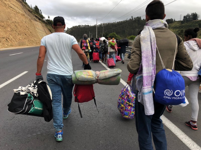 © Reuters. Venezuelanos passam por estrada equatoriana para chegar ao Peru