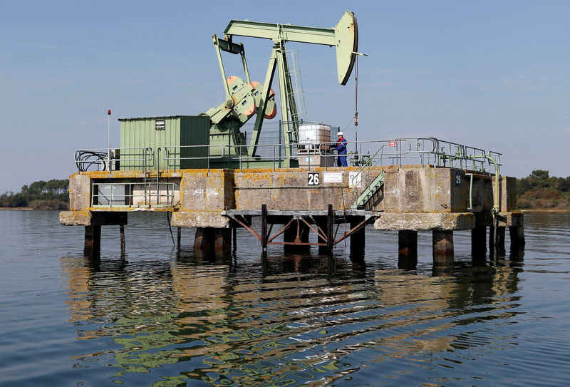 © Reuters. FILE PHOTO: An oil pump jack of Canadian group Vermilion Energy is pictured in Parentis-en-Born