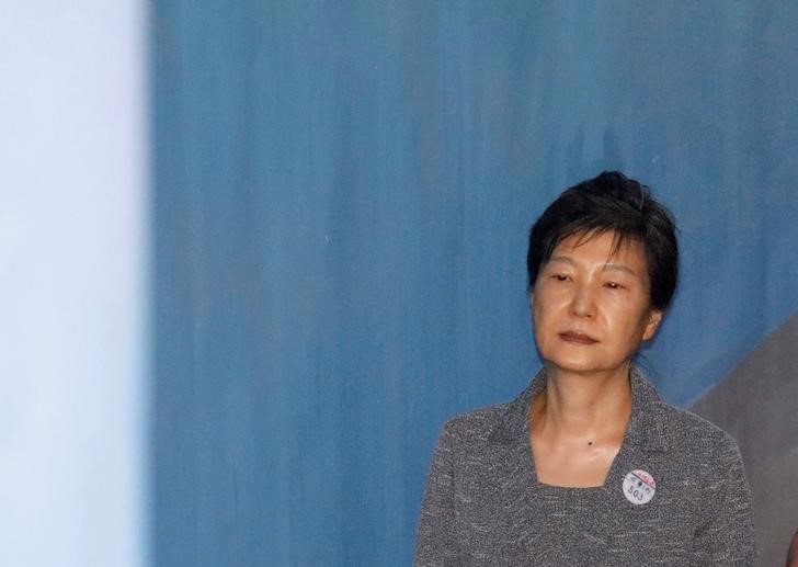 © Reuters. FILE PHOTO: Former South Korean President Park Geun-hye arrives at a court in Seoul