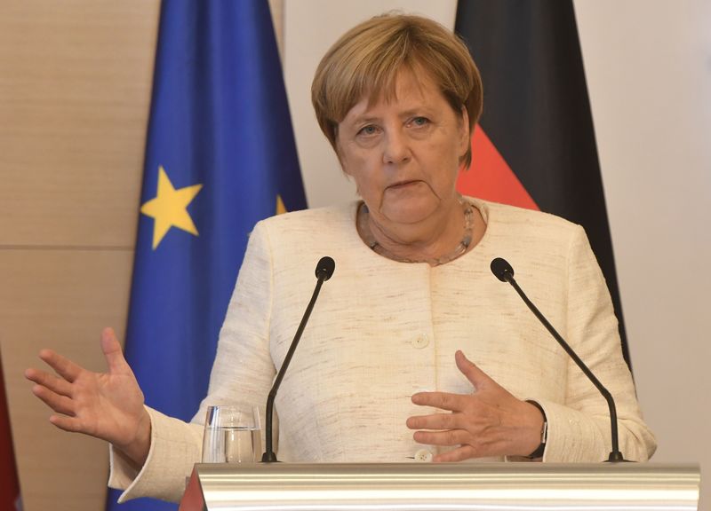 © Reuters. German Chancellor Merkel speaks during a joint news conference with Georgian PM Bakhtadze in Tbilisi