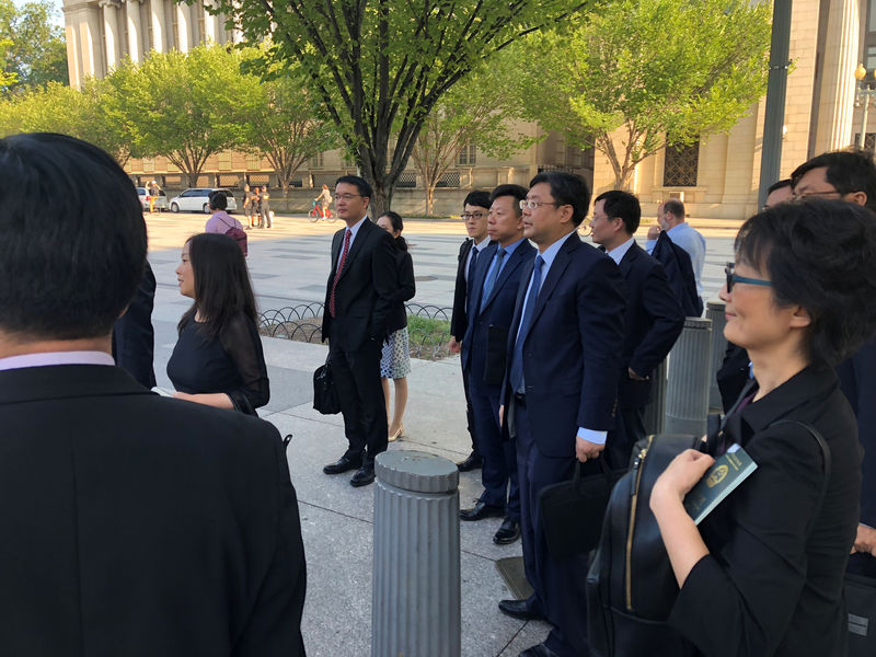 © Reuters. Члены торговой делегации Китая перед переговорами с американскими чиновниками в министерстве финансов США