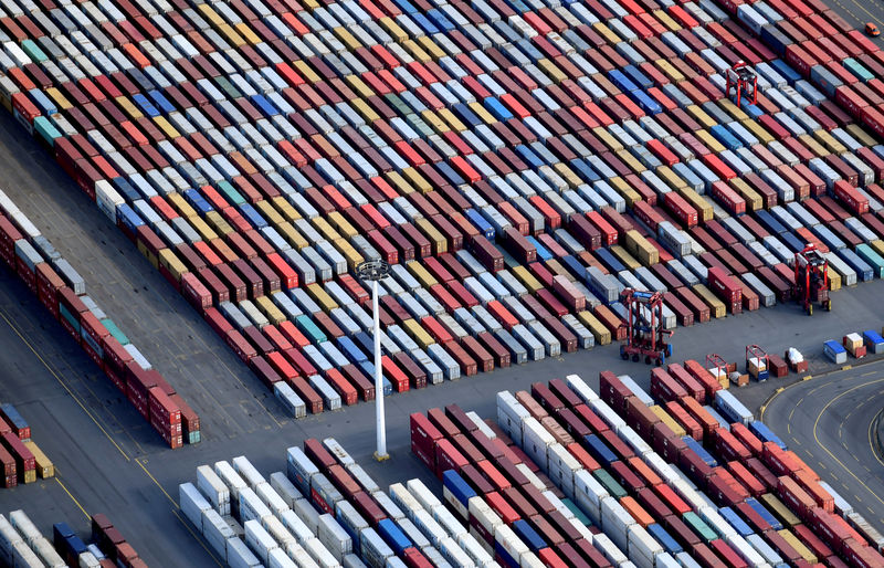 © Reuters. FILE PHOTO: FILE PHOTO: FILE PHOTO: Aerial view of containers at a loading terminal in the port of Hamburg