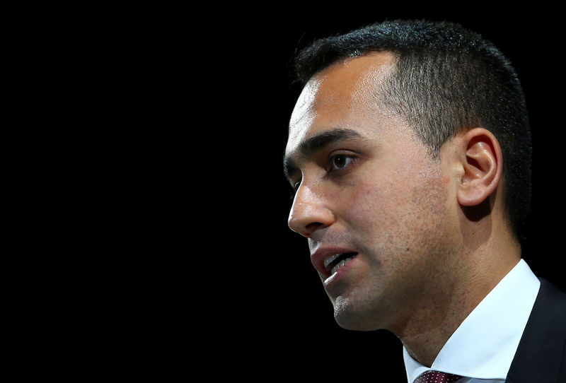 © Reuters. Italian Minister of Labor and Industry Luigi Di Maio speaks at the Italian Business Association Confcommercio meeting in Rome