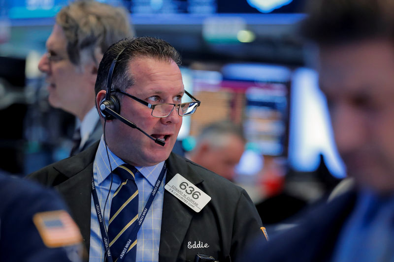 © Reuters. Traders work on the floor of the NYSE in New York