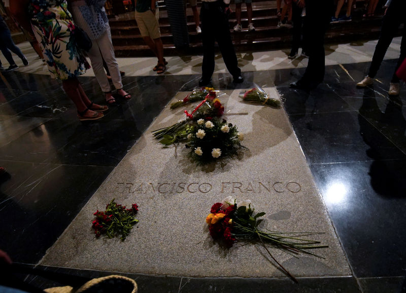 © Reuters. El Gobierno español inicia el proceso de exhumación de Franco