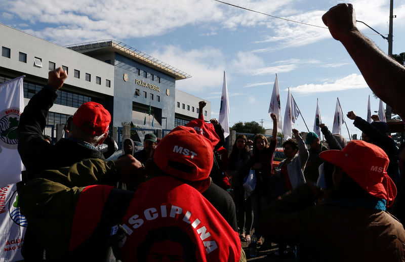 © Reuters. Apoiadores do ex-presidente Lula cantam em frente à Polícia Federal em Curitiba
