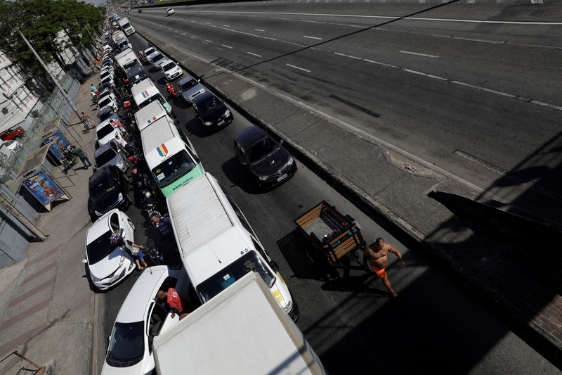 © Reuters. Caminhoneiros bloqueiam a BR-116 durante greve em protesto contra os altos preços do diesel