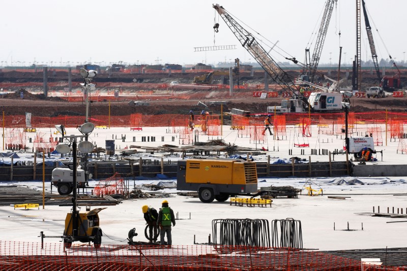 © Reuters. FILE PHOTO: Employees work on the terminal foundations at the construction site of the new Mexico City International Airport in Texcoco on the outskirts of Mexico City