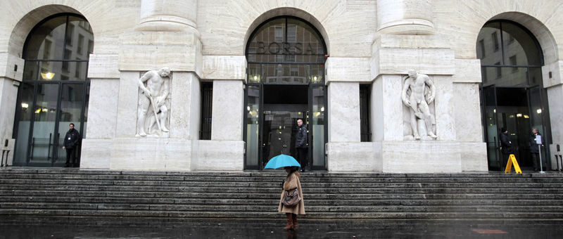 © Reuters. FILE PHOTO :A man walks past a Bank of Italy sign in Rome