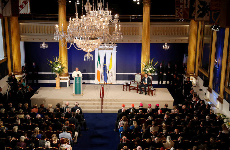 © Reuters. El Papa Francisco habla durante su encuentro con el primer ministro Leo Varadkar en el Castillo de Dublín, en el marco de su visita a Irlanda