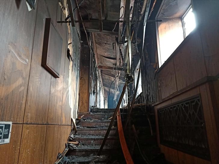 © Reuters. El interior del hotel que se incendió en la madrugada del sábado en la ciudad de Harbin, en China